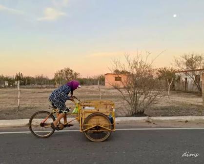 Abuelita prepara y vende sus coyotas en su triciclo