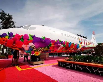 Convierten avión abandonado en biblioteca digital para niños en México