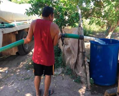 Grupo de jóvenes voluntarios lleva agua a colonias de Villa Juárez