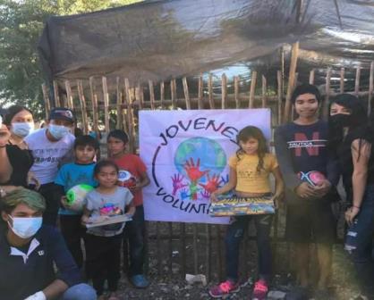 Jóvenes voluntarios entregan despensas y dulces a niños del Campo Pénjamo