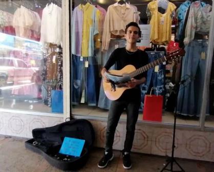 VIDEO: Jesús Ricardo Arce pone el ambiente musical en el mercado de Navolato