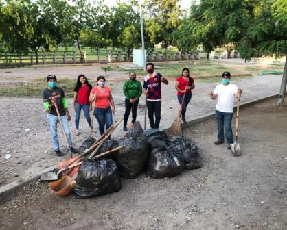 Jóvenes voluntarios apoyan en la limpieza de parques en Villa Juárez