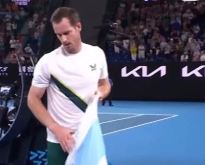 Campeón de Tenis, Andy Murray pone el ejemplo al recoger la basura después de partido