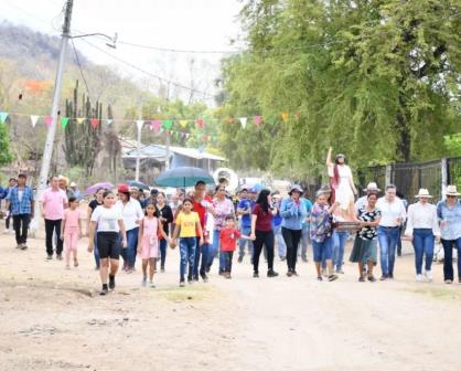 Al son de la tambora pasean y bañan a San Juan en el pueblo de Capirato, Mocorito