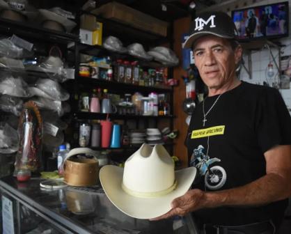 Con maestría, Polín Taniyama es el restaurador de sombreros en el Mercadito de Culiacán