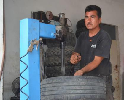 De niño Andrés Rojas era ayudante de llantero, ya es dueño de una vulcanizadora en Las Coloradas en Culiacán