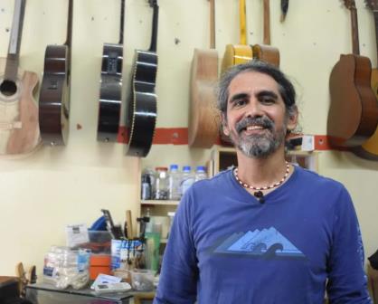 Fernando es el artesano de las guitarras que afina la vida con notas de pasión y oficio