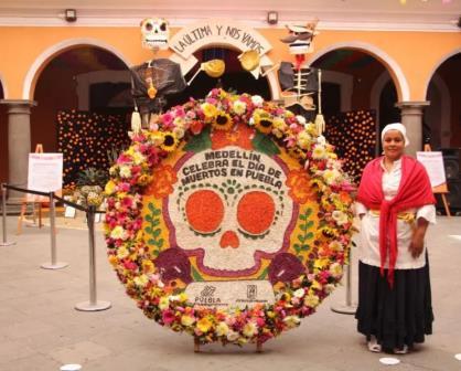 Colombia celebra el Día de Muertos en Puebla con silleta colombiana conmemorativa