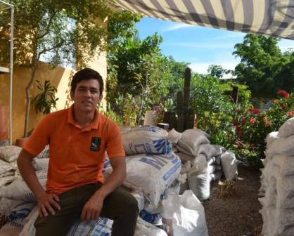 Moisés Beltrán aprovechó sus habilidades y conocimientos en jardinería para convertirse en su propio jefe