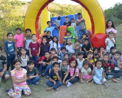 Niños y niñas de Las Coloradas en Culiacán disfrutan de una gran posada decembrina