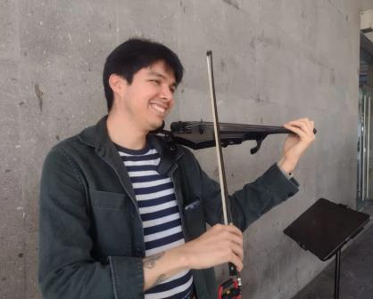 En el centro de Culiacán Alfonso Sánchez es el violinista que cambia los ritmos de la vida